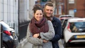 英國一名44歲男子瓦爾多（Andrew Wardle）因罹患膀胱外翻，天生沒有陰莖，無法享受性愛。後來他進行陰莖重建手術，上周完成最後治療，他現在非常期待能與女友「破處」，享受第一次性愛生活！（圖／翻攝自Metro）