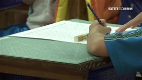 小學生、學生、國小、男童、寫作業