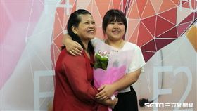 廖碧珠（左）接受Ｃ肝口服新藥將病毒完全清除重獲新生，與孝順捐肝的女兒（右）開心相擁。（圖／記者楊晴雯攝）