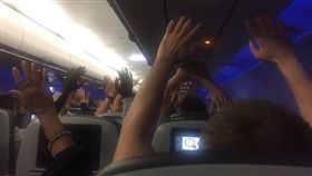 美國捷藍航空爆劫機驚魂，乘客被特警要求舉起雙手，更有人大喊「死定了」。翻自《鏡報》