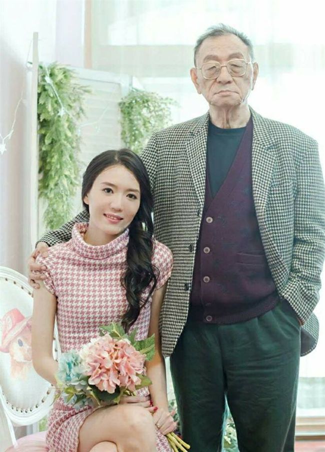 董念台於2018年,與小自己33歲的金融業OL黃逸珊登記結婚。(圖/資料照)
