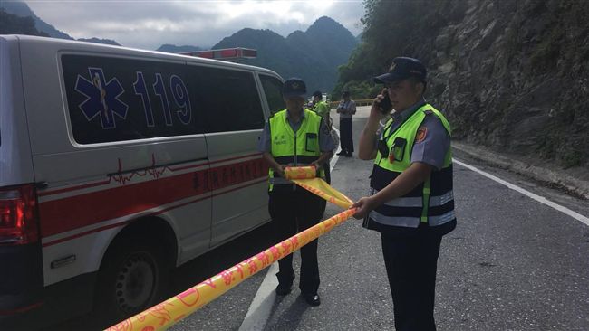 董座夫妻墜崖身亡？警消今垂封路運屍