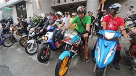 反禁二行程團體立院抗議（2）立法院22日先二讀空污法修正草案無爭議條文，不滿修法後恐損及二行程車主權益，相關團體下午騎著機車繞行立院，並聚集正門抗議，要求政府聽見他們訴求。中央社記者裴禛攝　107年6月22日