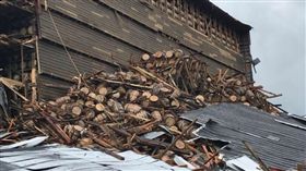 美國肯塔基州百年酒廠「Barton 1792」驚傳酒倉倒塌，約9000桶威士忌散落酒汁溢出，更慘的是，酒汁流到附近河道，造成近千條魚「醉死」翻肚。對此，當地政府要求酒廠母公司Sazerac繳納罰款，至於倉庫倒塌的原因還有待調查。（圖／翻攝自推特）