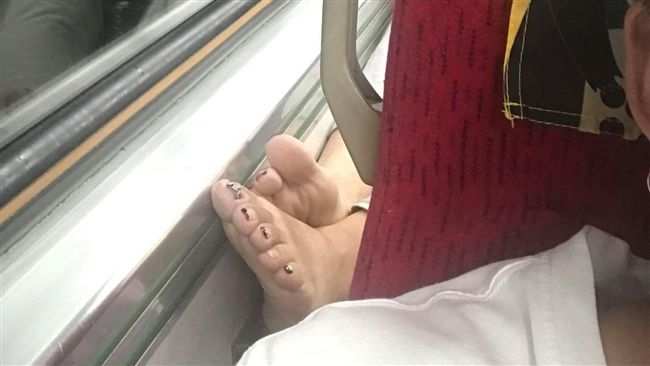 杯架當腳架？他搭車聞「鹹魚味」氣炸