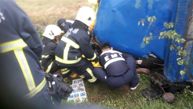 拼裝車追撞2車側翻　駕駛壓車底命危