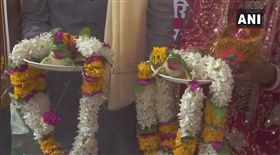 ▲當地村民為玩具青蛙舉辦結婚儀式（圖／翻攝自Asian News International推特）