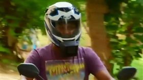 不少機車族夏天戴安全帽上路時，常常被悶得滿頭大汗，印度就有新創公司BluArmor推出一款外掛式空調「BluSnap」，機車族只要將BluSnap固定在安全帽上就能降溫，彷彿將冷氣戴上頭上！（圖／翻攝自Novinky.cz）