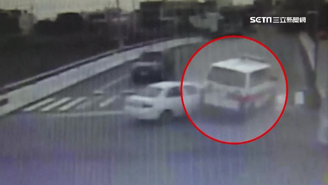救護車趕載病患　過路口遭撞險墜橋