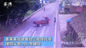 ▲姜姓男子直接撞向父親（圖／翻攝自澎湃新聞網　秒拍）