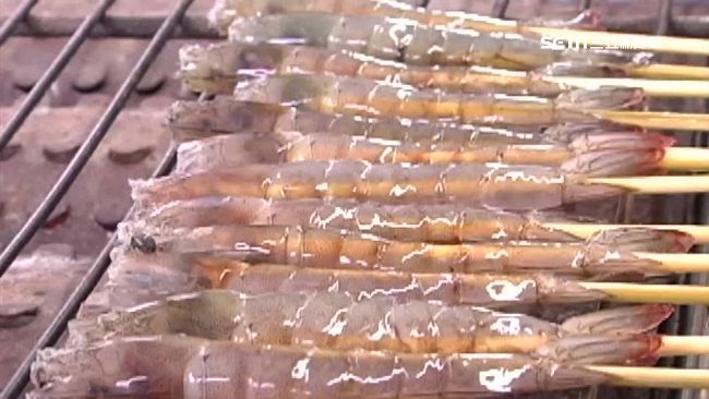 竹籤刺穿火烤！民眾投訴活蝦攤太殘忍