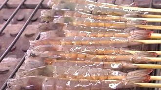 竹籤刺穿火烤！民眾投訴活蝦攤太殘忍