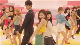 反差萌！TWICE甜勾國民男友共舞　圖／翻攝自東宝MOVIEチャンネル