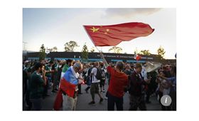 ▲中國球迷扛五星旗幫塞內加爾加油。（圖／截自網路）