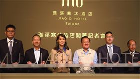 寒舍集團進軍宜蘭礁溪（1）寒舍餐旅集團旗下一家休閒度假酒店3日在宜蘭礁溪正式開幕，董事長賴英里（左3）3日在記者會中表示，這是集團踏出台北都會區的第一步，執行長蔡伯翰（右2）說，盼能在首年損益平衡。中央社記者陳葦庭攝　106年11月3日