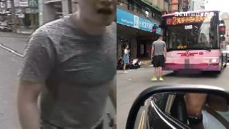 公車按喇叭好心提醒　賓士男擋車飆罵
