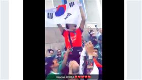 墨西哥球迷舉起韓國球迷。（圖／翻攝自推特）