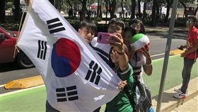 墨西哥與韓國球迷同慶勝利。（圖／美聯社／達志影像）