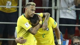 內馬爾（左）擁抱頭槌建功的席爾瓦。（圖／美聯社／達志影像）