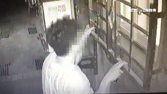 男爬梯偷窺洗澡　發現「男的」秒離開