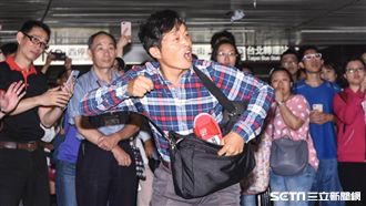 不要當中共同路人！柯文哲遭丟鞋抗議