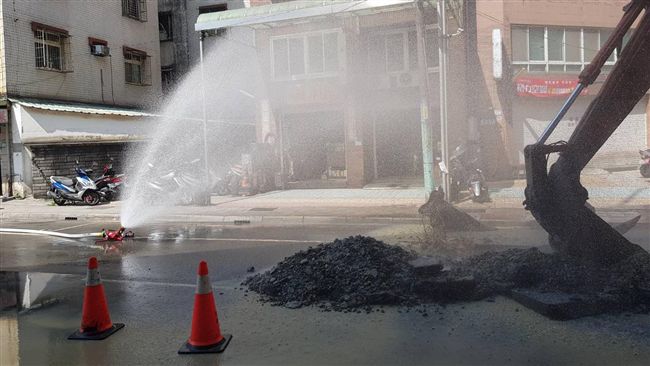 新店瓦斯管線遭挖破　封路灑水警戒中