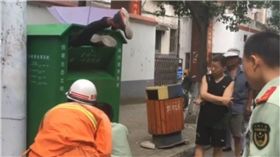 最糗竊賊！半裸男偷東西失手　糗卡舊衣回收箱　圖／翻攝自梨視頻