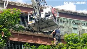 台北市萬華區嫩妹因感情生變想跳樓，警消升雲梯車將她救下，結束一場虛驚（翻攝畫面）