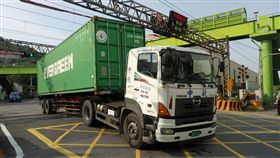 聯結車停平交道上