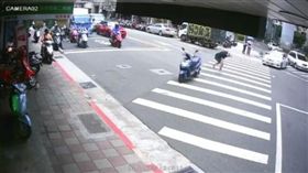 騎士被撞噴飛　下一秒「側身下馬」完美落地／爆料公社