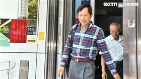 台灣國辦公室執行長陳峻涵向台北市長柯文哲丟鞋，遭到現場警員壓制後逮捕，訊後依違反社維法函送法辦（翻攝畫面）