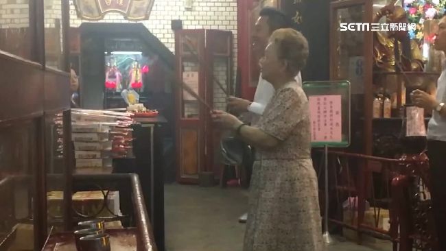 獨家直擊　柯媽陪林智堅上香拜好久