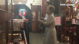 獨家直擊　柯媽陪林智堅上香拜好久