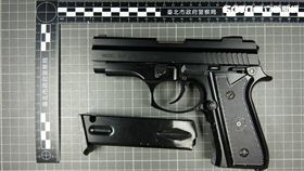 管理公司清理士林市場的置物櫃時，赫見改造手槍1把及子彈14顆，隨即聯繫警方前來採證。（翻攝畫面）