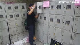 管理公司清理士林市場的置物櫃時，赫見改造手槍1把及子彈14顆，隨即聯繫警方前來採證。（翻攝畫面）