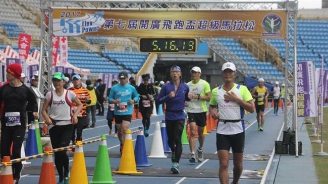 開廣飛跑盃超馬　首創EMBA接力賽