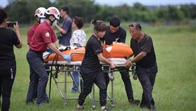 中橫雙屍　確認為巨陞董座夫婦（2）巨陞公司董座陳宏育夫婦的兒子27日報警協尋失聯父母，同時花蓮縣警消獲報有兩人在中橫公路墜崖身亡，警消花費10小時完成吊掛，經陳宏育的兒子確認，遺體為陳宏育夫婦，但死因尚待調查。中央社  107年6月28日