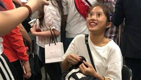 一名網友日前搭捷運時，遇到一位女學生自備椅子坐在捷運走道，完全不在乎其他乘客的眼光，讓他覺得非常沒禮貌。其他網友看到後掀起正反議論，有人指出學生的行為已違法，但也有網友護航「人家坐著礙到你了嗎？」（圖／翻攝自爆料公社）