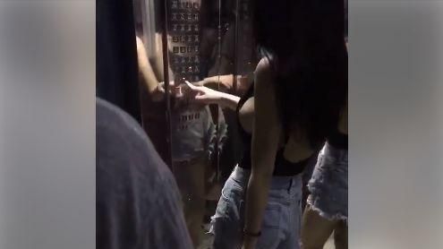 電梯內驚見長髮側乳妹　網：G棟住戶