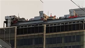 畢業後的學生都是在玩這個嗎？高中生爬屋頂玩命(圖/翻攝自爆料公社)