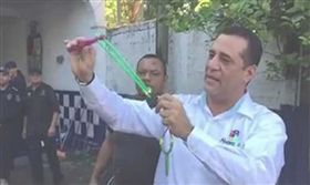 ▲市長羅薩斯發放彈弓（圖／翻攝自veracruzaldia.com）