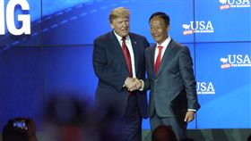 郭台銘與川普同台 互挺對方美國總統川普（左）28日力挺鴻海集團董事長郭台銘，參加富士康在美設廠的動土儀式並致辭。中央社記者鄭崇生威州拉辛郡攝 107年6月29日