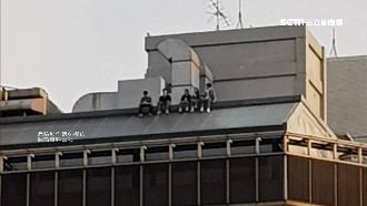 秘密基地？高中屁孩爬商辦頂樓玩命