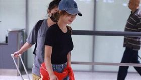 ▲蔡依林現身上海機場時，打扮看似簡單休閒。（圖／翻攝自微博）