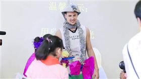 K湯滑稽裝扮做公益　原諒呂曉明傷人
NBA,金州勇士,K湯,Klay Thompson,安踏,呂曉明,環保
翻攝自微博