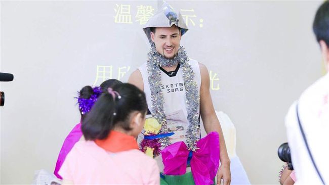 K湯滑稽裝扮做公益　原諒呂曉明傷人