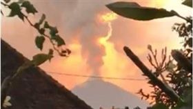 峇里島火山再次噴發　國際機場關閉16小時！　圖／翻攝自推特