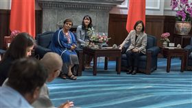 諾貝爾和平獎團體：台灣應建立全球公民社會網絡突尼西亞人權聯盟副主席宅莫里(右3）指出，公民社會是推動獨裁國家走向民主化的重要力量，她建議台灣建立全球公民社會團體的網絡，協助公民社會發展。（總統府提供）中央社記者石秀娟傳真　   107年6月28日