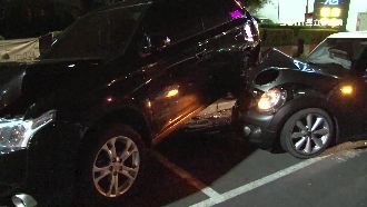 酒駕迴轉撞兩車　男拒檢遭「銬腳」