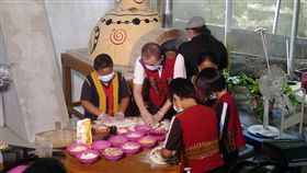 霧台國小陶壺麵包窯啟用　師生動手做麵包屏東霧台國小打造具有魯凱特色的陶壺狀麵包窯，28日正式啟用，並邀請師生一起動手揉麵團，製作麵包和披薩。（霧台國小提供）中央社記者郭芷瑄傳真　107年6月28日